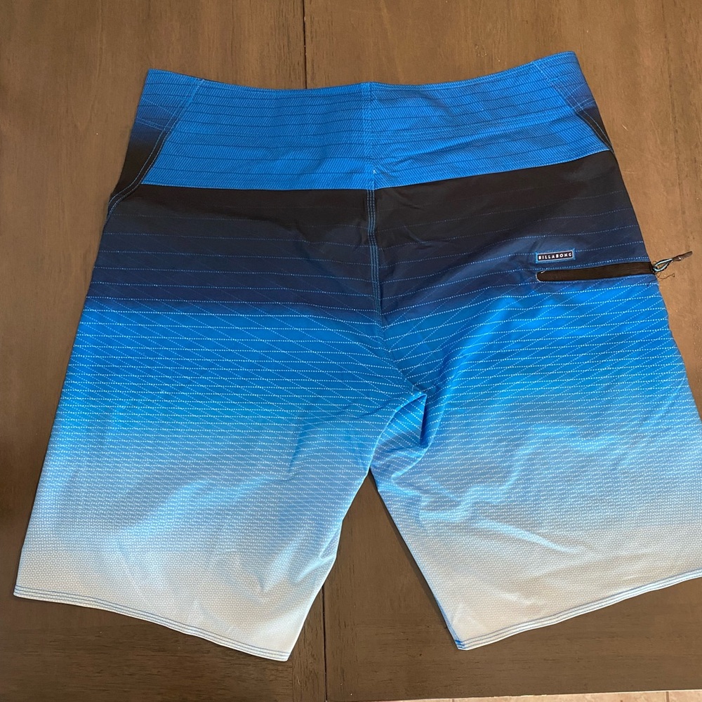 Billabong Men's Gradient Blue Board Shorts - Picture 2 of 3